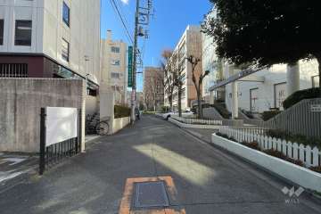 敷地の北側前面道路（東側から）