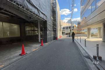 敷地の西側前面道路（北側から）