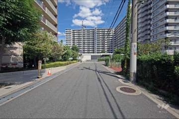敷地東側の前面道路（南側から）は、猪名川河川敷に面しており開放感があります。