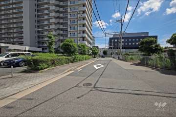 敷地西側の前面道路（北側から）