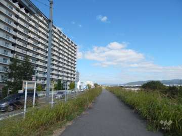 レスタージュ伊丹サーフアライブの外観（南西側から）　周辺には住宅の他、工場もあります。
