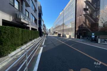 敷地西側の前面道路