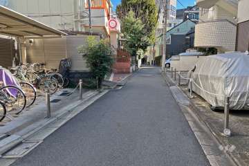 敷地南側の前面道路（西側から）