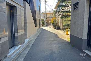 敷地西側の前面道路（北側から）