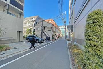 敷地の東側前面道路（北側から）