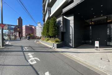 敷地の南側前面道路（東側から）