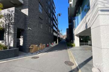 敷地の東側前面道路（南側から）