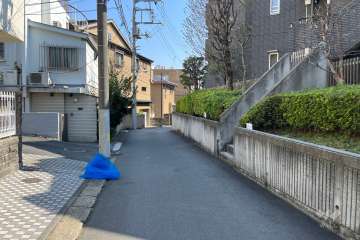 敷地の東側前面道路（北側から）