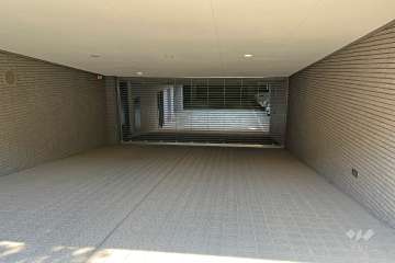 駐車場入り口(リングシャッター付)