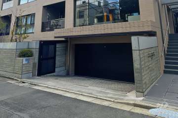 駐車場の出入口（シャッター付き）