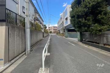 敷地の東側前面道路（北側から）
