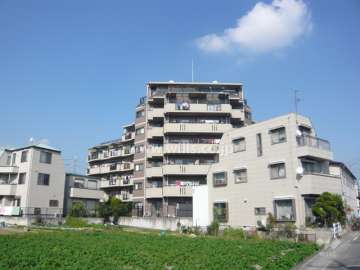 外観（南西側から見る）