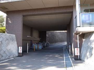 駐車場入口（ロボットゲート付き）