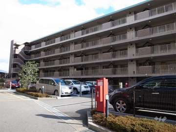 敷地中央にある駐車場（屋外機械式）