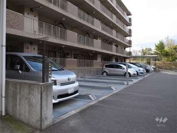 敷地北部分にある駐車場（屋外機械式）