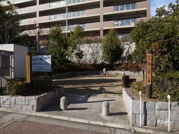 エントランス横にある「売布3丁目第二公園」