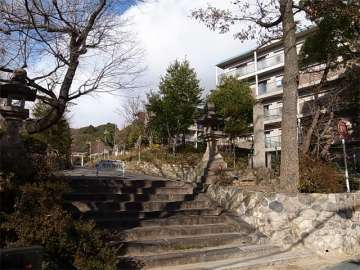 敷地の西側は売布神社の参道に面しています。