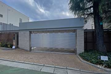 駐車場出入口（シャッター付き）