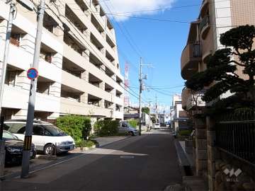 敷地南側の前面道路。敷地の南北両面が接道しています。
