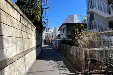 敷地の北側前面道路（西側から）