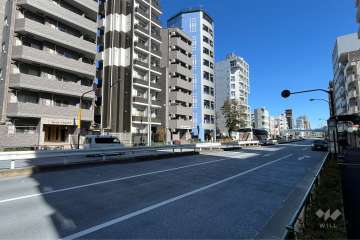 敷地の南側前面道路（西側から）