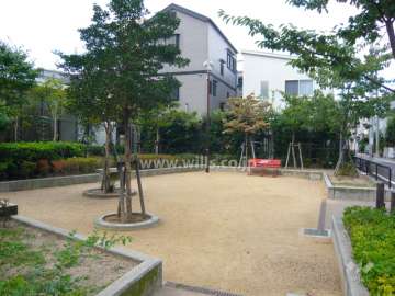 敷地は公園に隣接しています。
