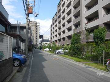 周辺はマンションと一戸建てが混在する住宅地。国道2号線から一本中に入った場所にあります。