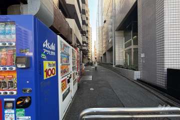 敷地西側の前面道路（北側から）