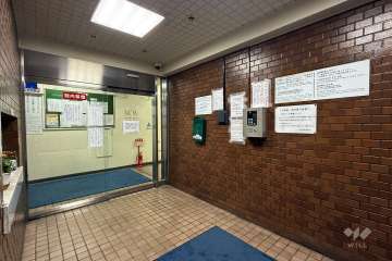 エントランスはオートロック付きです。