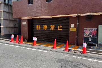 駐車場の出入り口（シャッター付き）