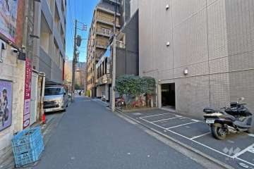 敷地の北側前面道路（西側から）