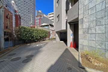 敷地の南側前面道路（東側から）