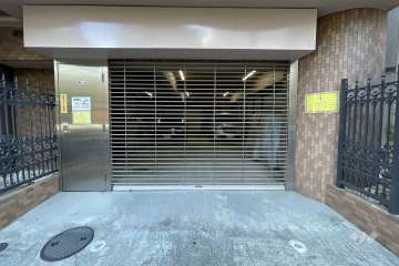 駐車場の出入り口（リングシャッター付き）