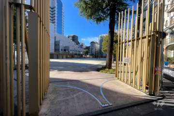 敷地に隣接した新宿区立大久保公園