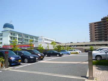 敷地内駐車場（入口にはロボットゲート付き）