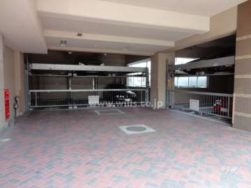 建物1階部分にある敷地内駐車場（機械式）