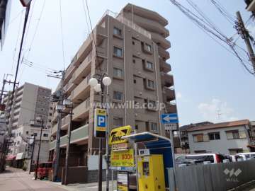 エルパラッツォ塚口・リべアーレの外観（東側から）　周辺は住宅の他、店舗や事務所が混在しています。