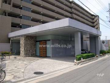 車寄せのある豪華なエントランス