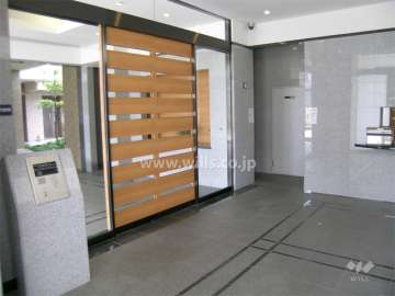 エントランスはオートロック付きです。