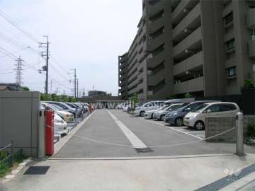 敷地内駐車場。入り口にはロボットゲート付きです。