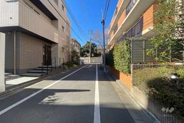 敷地北側の前面道路