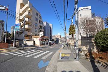 敷地南側の前面道路