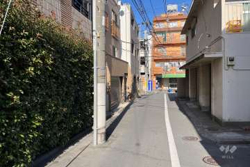 敷地の南東側前面道路（南西側から）