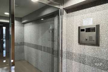 エントランスはオートロック付きです。