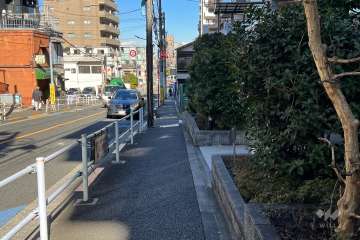 敷地北西側の前面道路（南西側から）