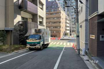 敷地の南側前面道路（西側から）