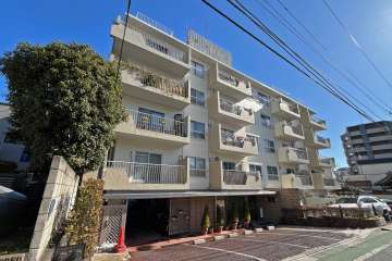 マンション牛込の外観（南西側から）