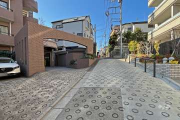 敷地の北側前面道路（東側から）