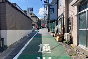 敷地の北西側前面道路（北東側から）