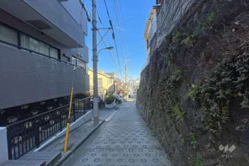 敷地の東側前面道路（南側から）